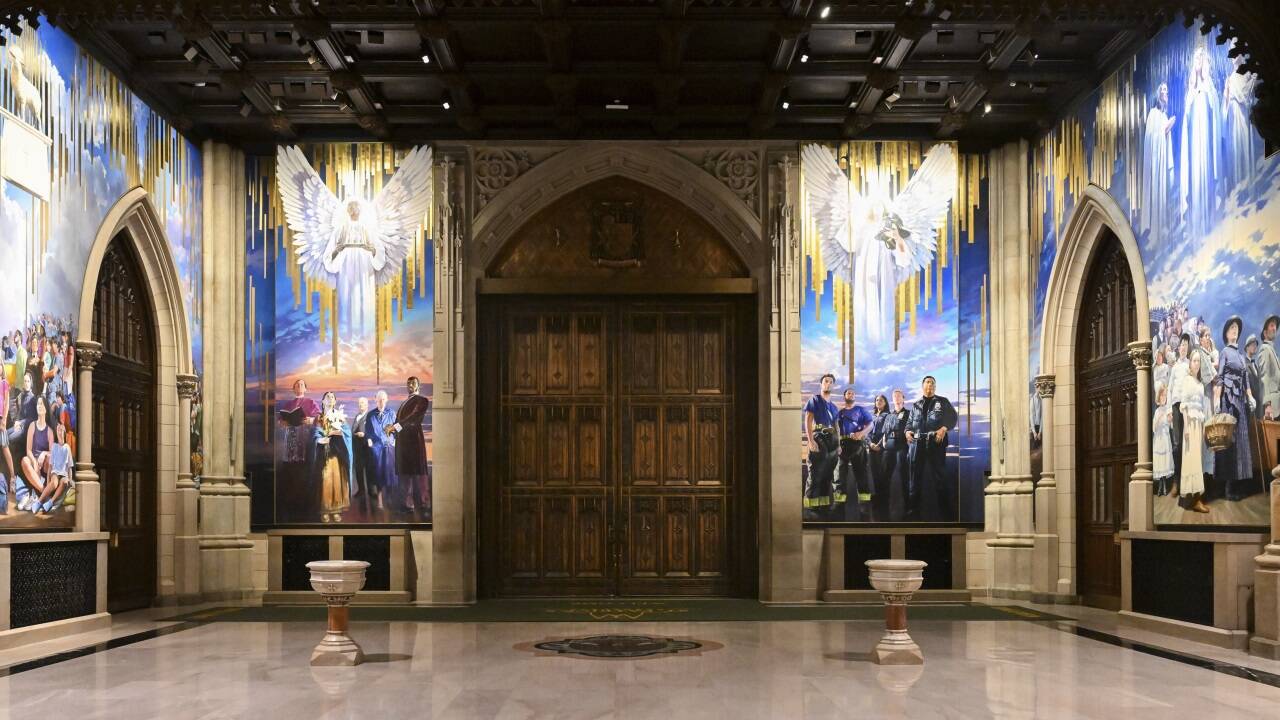 Kardinal Timothy Dolan vor dem neuen Wandgemälde in New York.  