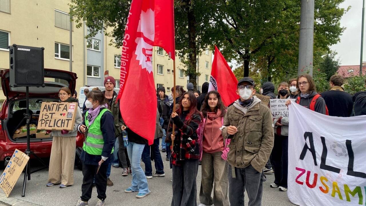 Rund 60 Personen kamen Samstagvormittag zur Demo gegen die FPÖ beim Messezentrum. 