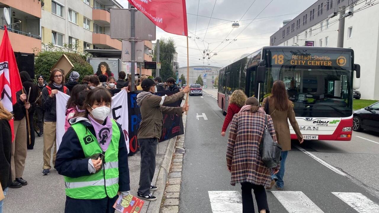 Rund 60 Personen kamen Samstagvormittag zur Demo gegen die FPÖ beim Messezentrum. 