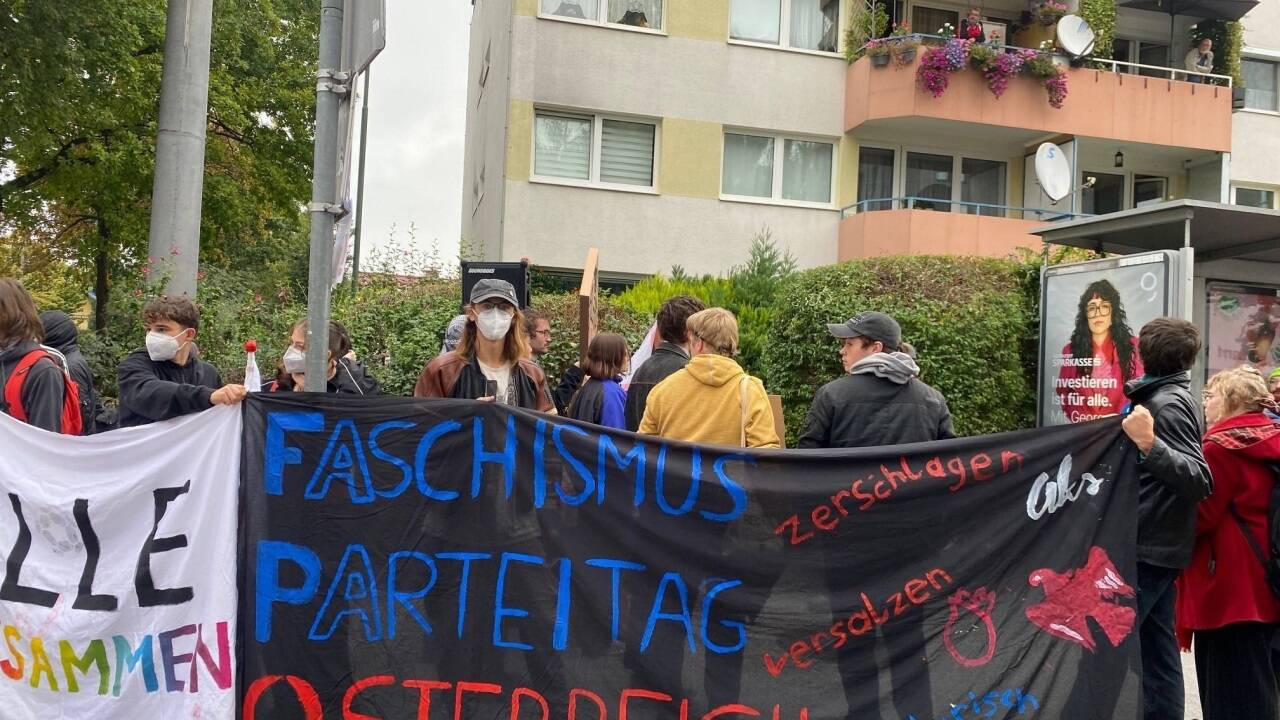 Rund 60 Personen kamen Samstagvormittag zur Demo gegen die FPÖ beim Messezentrum. 