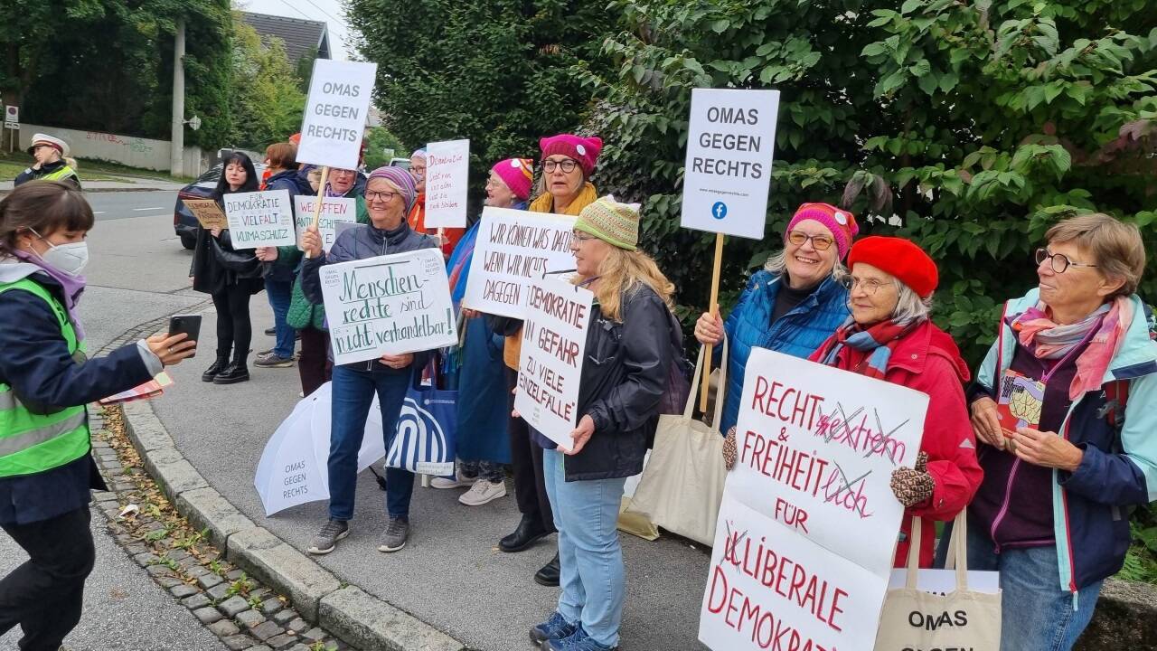 Rund 60 Personen kamen Samstagvormittag zur Demo gegen die FPÖ beim Messezentrum. 