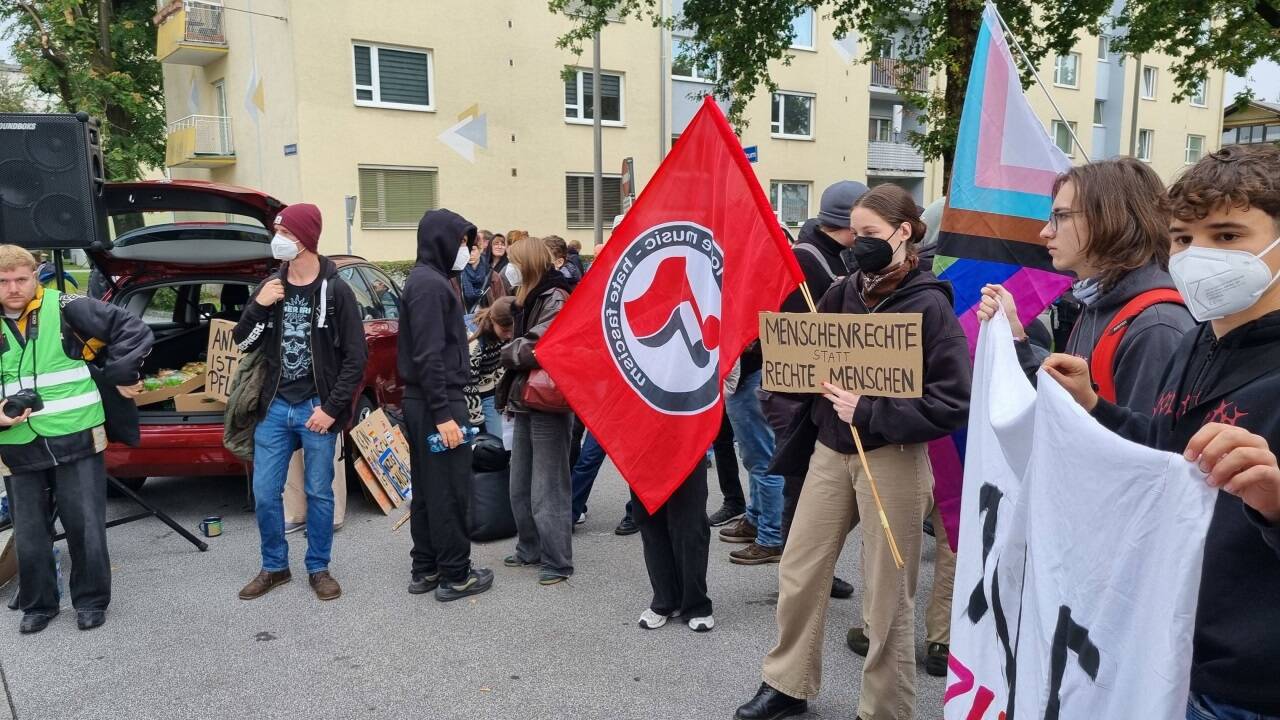 Rund 60 Personen kamen Samstagvormittag zur Demo gegen die FPÖ beim Messezentrum. 