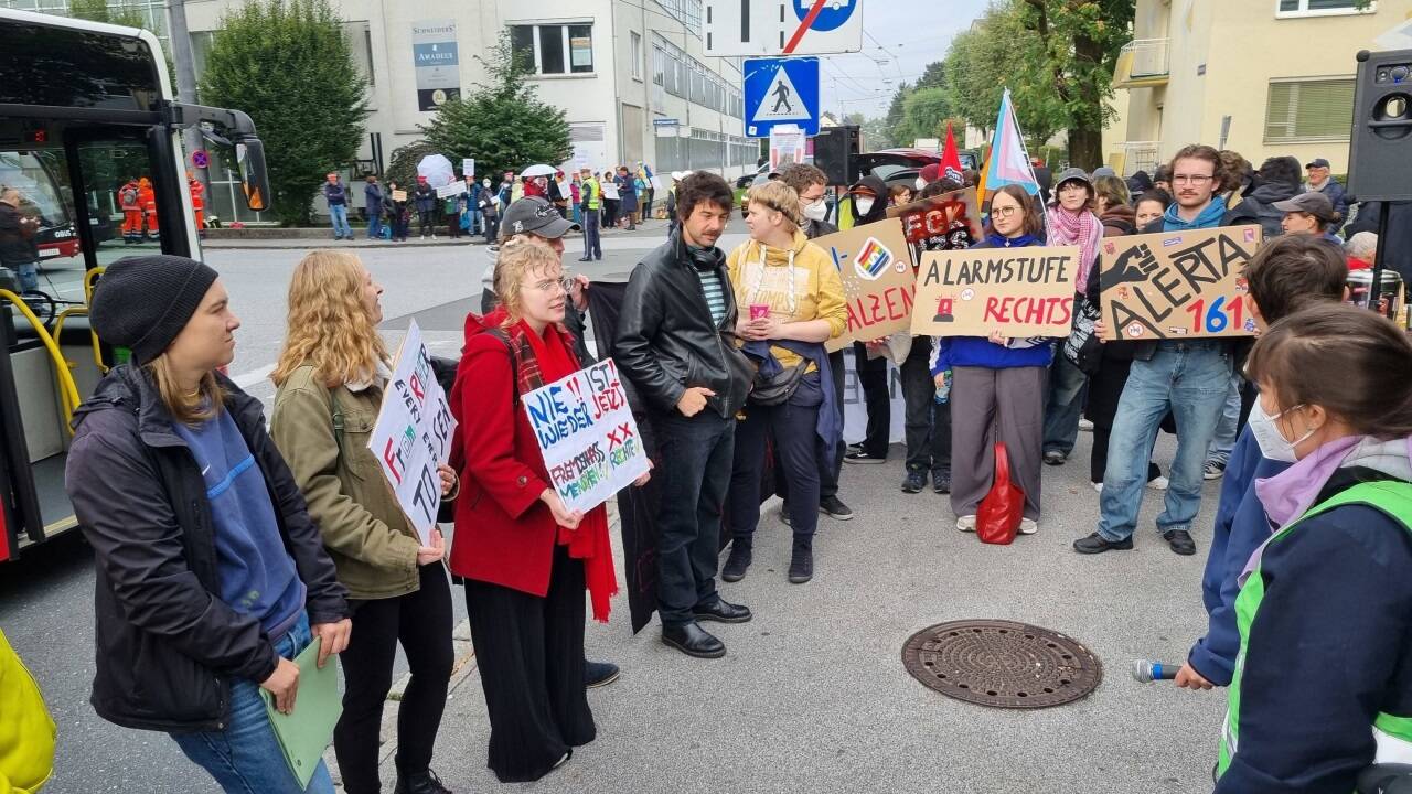 Rund 60 Personen kamen Samstagvormittag zur Demo gegen die FPÖ beim Messezentrum. 