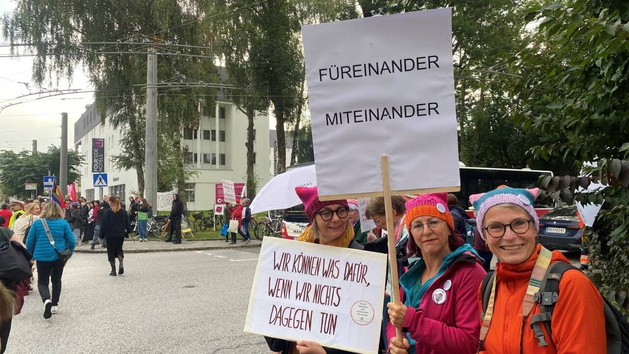 Rund 60 Personen kamen Samstagvormittag zur Demo gegen die FPÖ beim Messezentrum. 