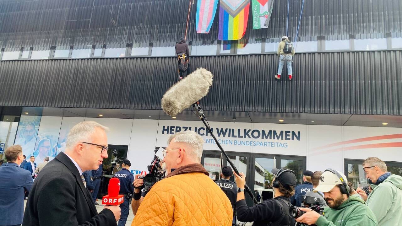 Pro-Palästina-Aktion vor dem Bundesparteitag der FPÖ beim Messezentrum. 