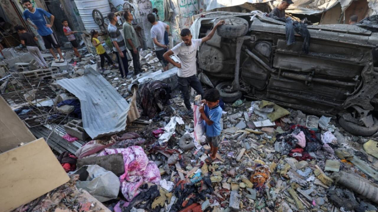 Bewohner im Gazastreifen vor den Trümmern ihres Hauses 