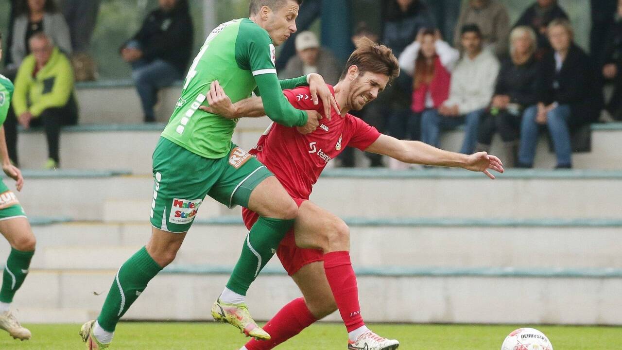 Zwei Torschützen im Zweikampf: Branko Ojdanic (l.) erzielte für St. Johann den Ausgleich, Michael Aigner traf nach der Pause doppelt.  
