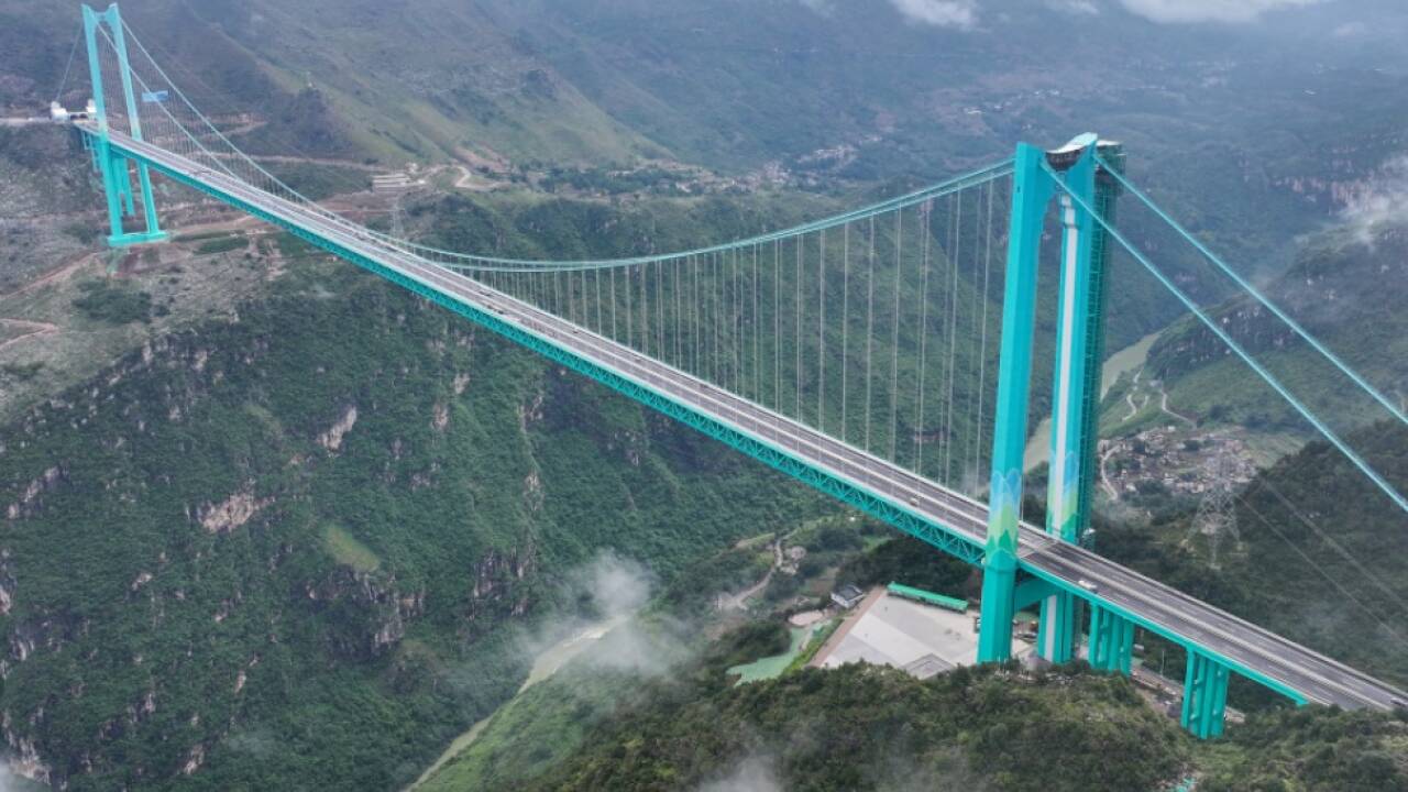 Die Hauptspannweite der Hängebrücke bemisst 1.420 Meter 