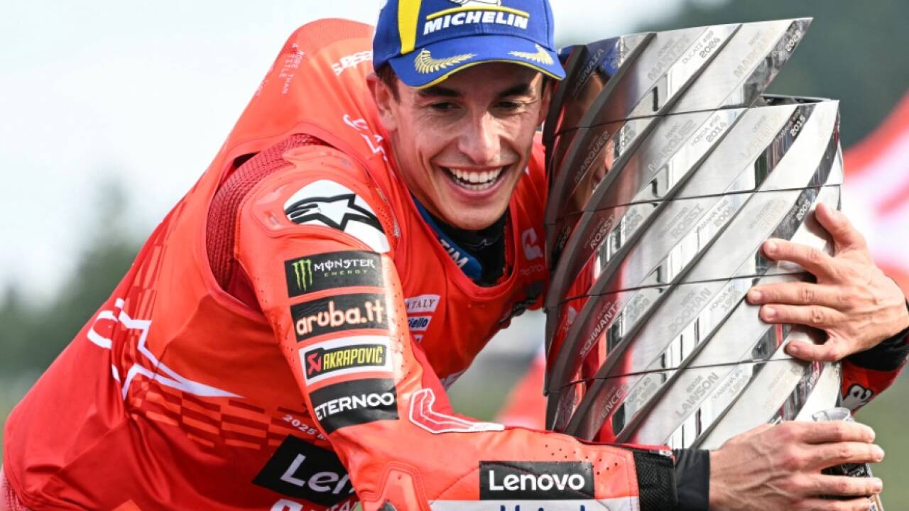 Marc Marquez umarmt die MotoGP-WM-Trophäe 