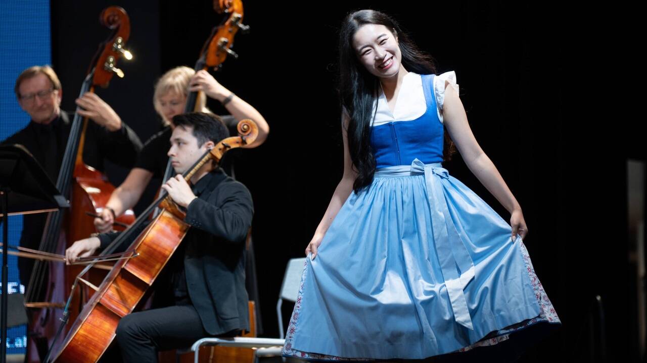 Camerata Salzburg meets Salzburger Heimatwerk bei der Modenschau in der Festival Station. 
