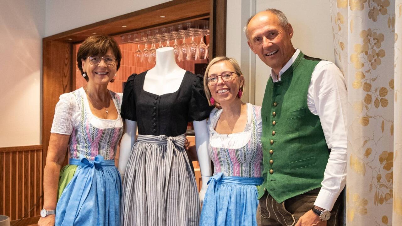 V. l. n. r.: Gertraud Ainz, Gundi Schirlbauer (beide Heimatwerk) und Leo Bauernberger (SalzburgerLand Tourismus) präsentieren das eigens zum Jubiläum neu interpretierte „Sound of Music“-Leinendirndl. 