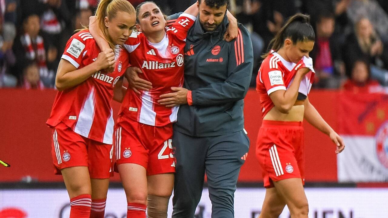 Sarah Zadrazil musste nach ihrem Kreuzbandriss im Bundesligaspiel FC Bayern – Freiburg vom Platz gebracht werden.  