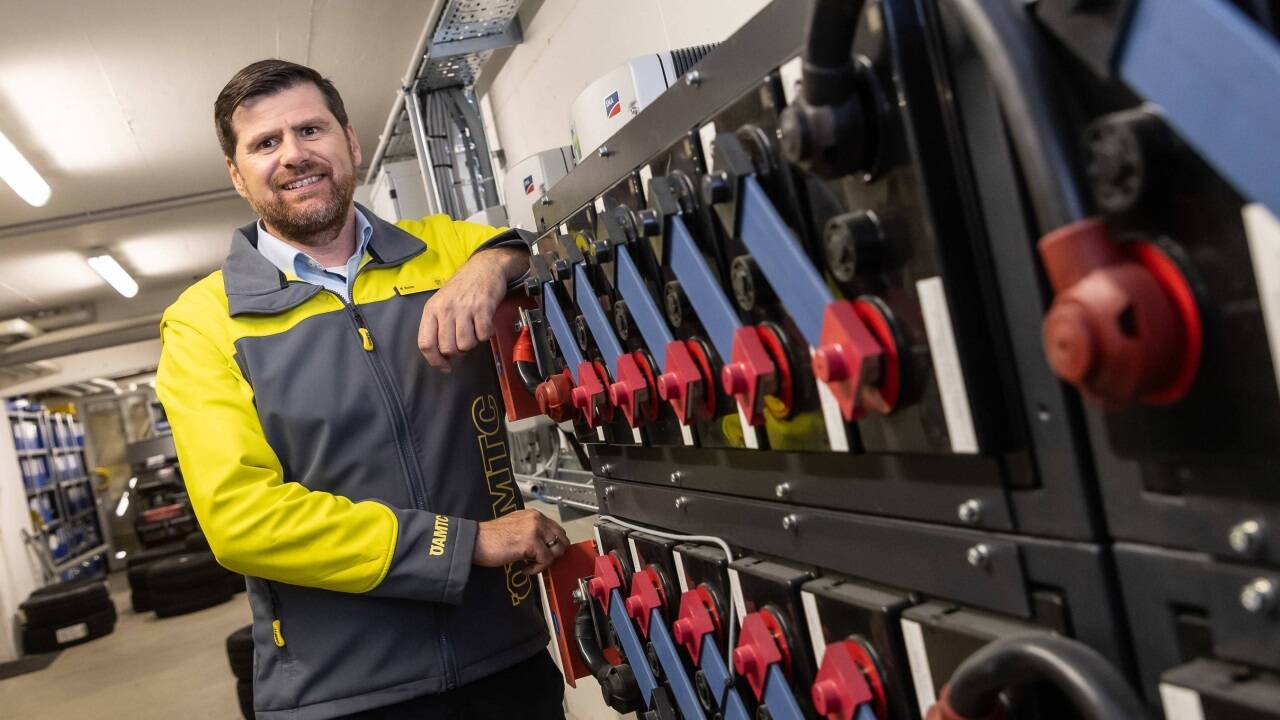 „Ich würde jedem raten, gleich mit der PV-Anlage einen Speicher zu planen“, sagt Michael Kocher, der stv. Leiter des Öamtc Salzburg, hier im Bild beim PV-Speicher im Stützpunkt Eugendorf.  