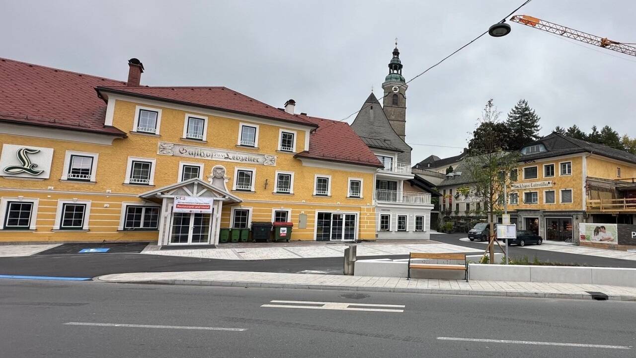 Der neue Marktplatz in Straßwalchen ist fertig. Nur das Haus am Platz sucht einen neuen Pächter. 