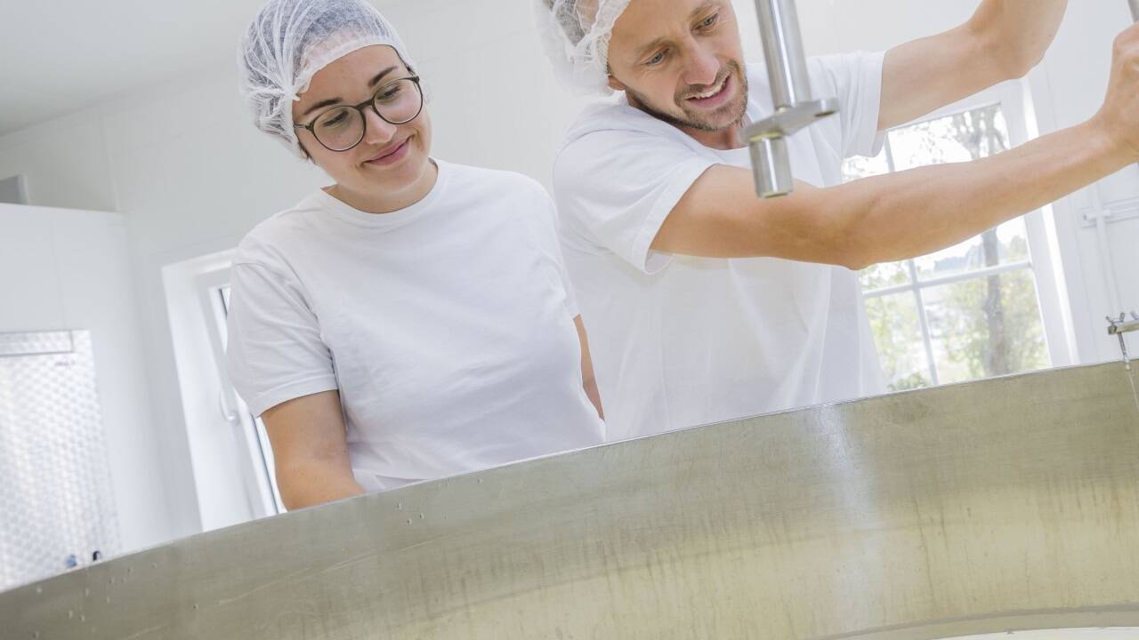 Kathi und Peter Grabner beim Topfenmachen auf ihrem Hof.   