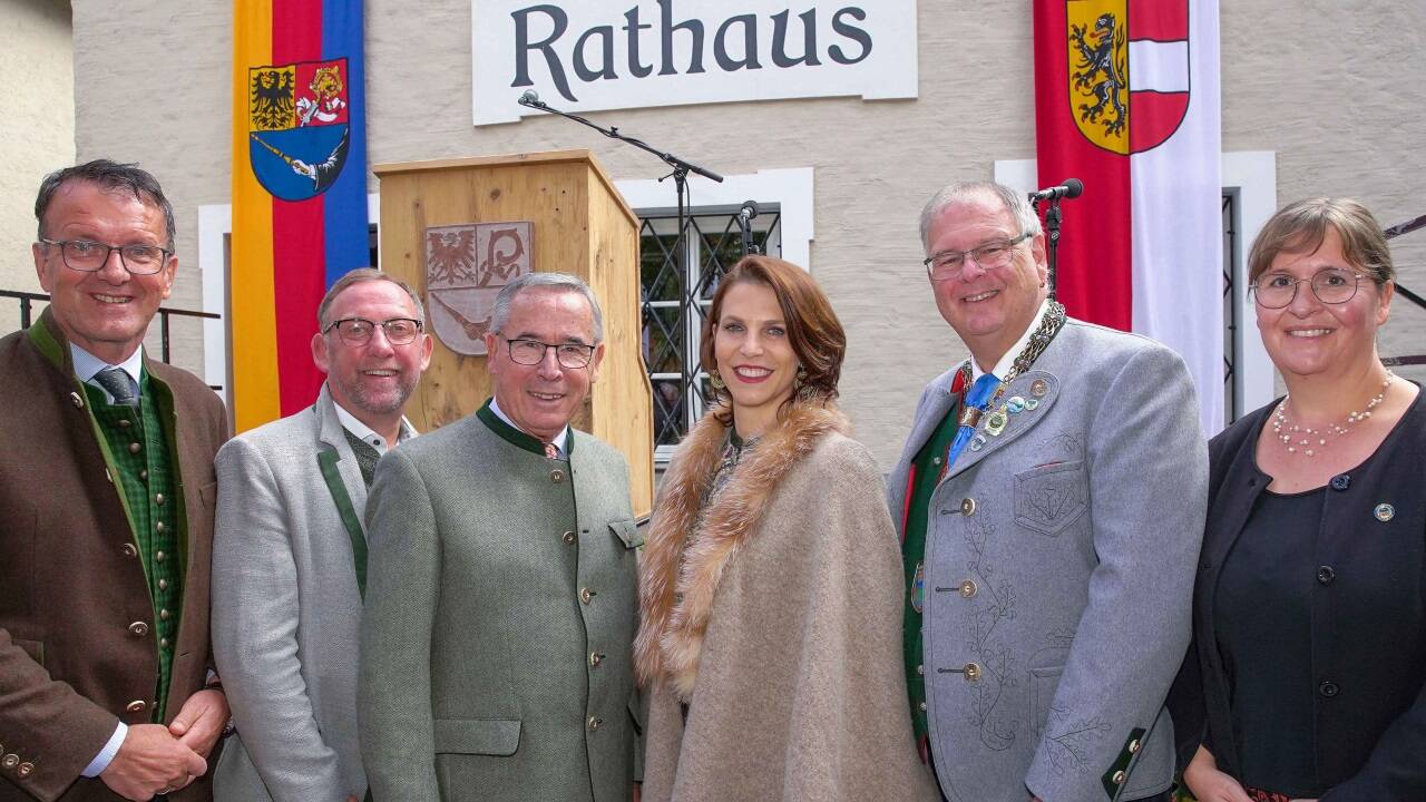 In Feierlaune: Vizebgm. Josef Mairhofer, Bgm. Hansjörg Obinger, Gerhard Buchleitner (ehemals LH-Stv. und SPÖ-Landesparteichef), Landeshauptfrau Karoline Edtstadler, Bgm. Wolfgang Panzer von Unterhaching (Partnergemeinde von Bischofshofen) sowie Vizebgm. Eva Bischofer. 