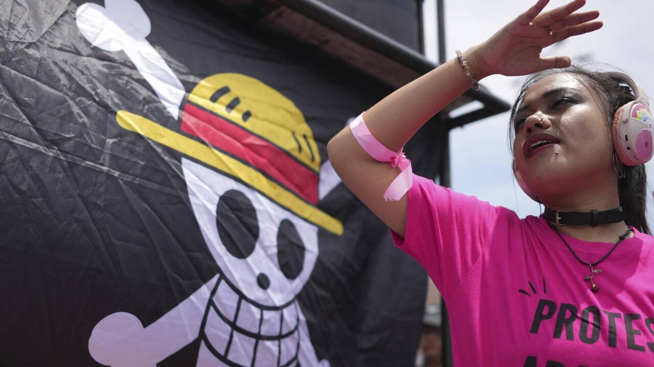 Auch in Indonesien taucht die Flagge mit dem Pirat mit Strohhut bei Protesten auf.  