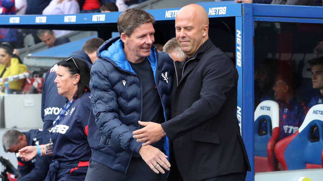 Liverpool-Coach Arne Slot (r.) gratulierte Oliver Glasner.  