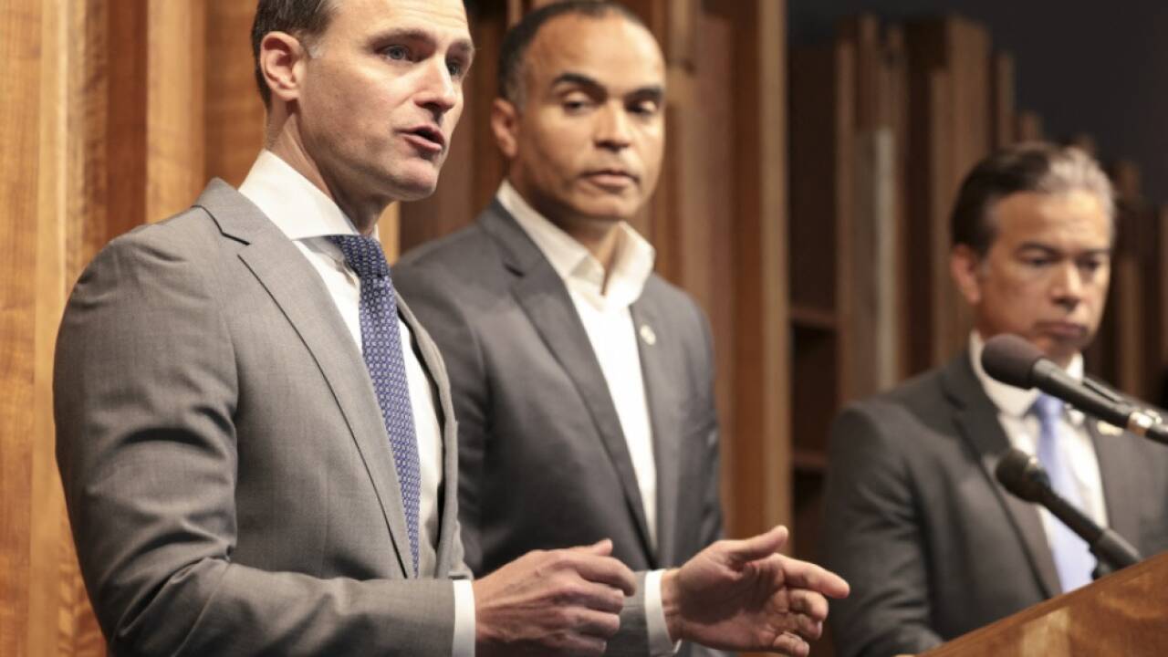 Generalstaatsanwalt Rayfield (ganz im Vordergrund) hat geklagt 