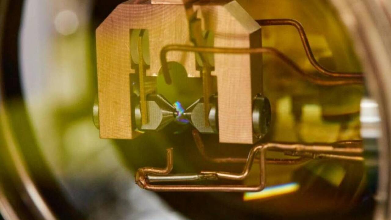 Eine ein Ytterbium-Atom festhaltende Ionenfalle 