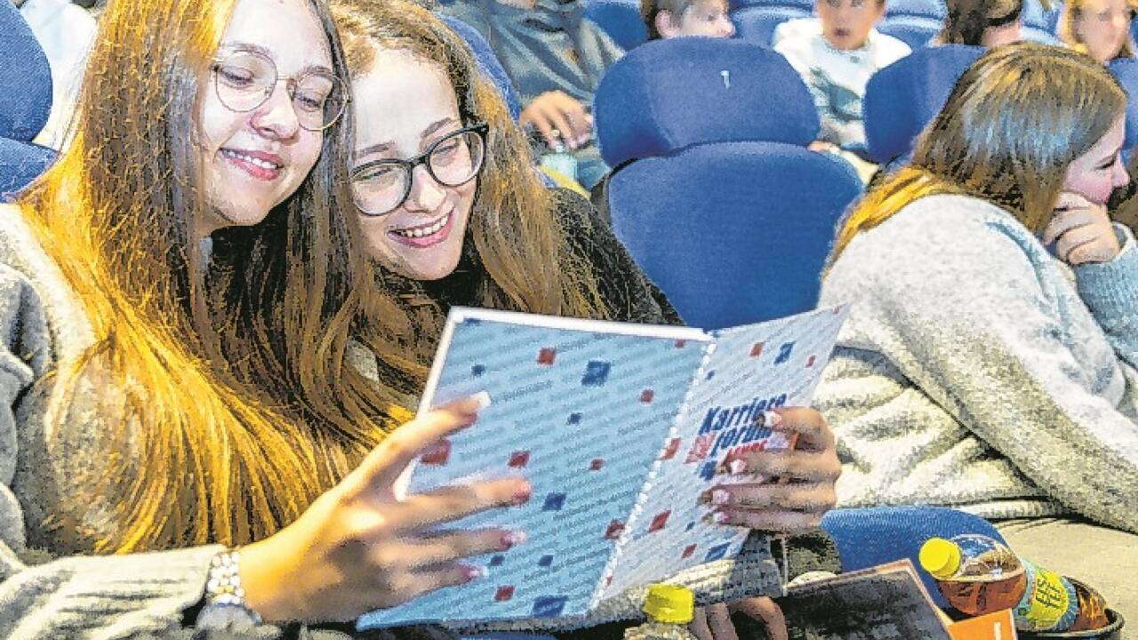 Bestens ausgerüstet mit den Goodie-Bags der SN im Kinosaal. 