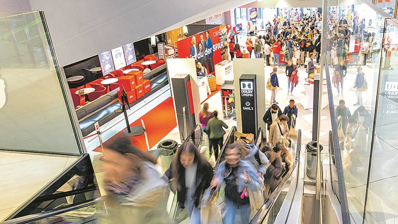 Auf drei Etagen konnten sich die Schülerinnen und Schüler im Cineplexx Salzburg Airport über ihre potenziellen zukünftigen Berufe informieren. 