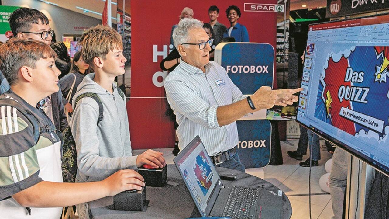 Der Spaß durfte nicht zu kurz kommen: Thomas Reiner (SN) mit seinem kniffligen Quiz rund um den Berufsalltag. 