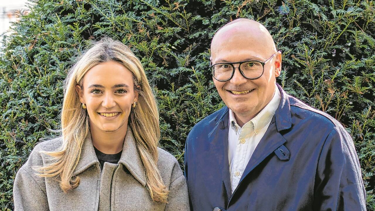WU-Studentin Christina Huttegger setzte sich damit auseinander, was es braucht, um Personal für Skihütten zu finden. Im Bild mit dem Betreuer ihrer Bachelorarbeit, Gerhard Furtmüller.   