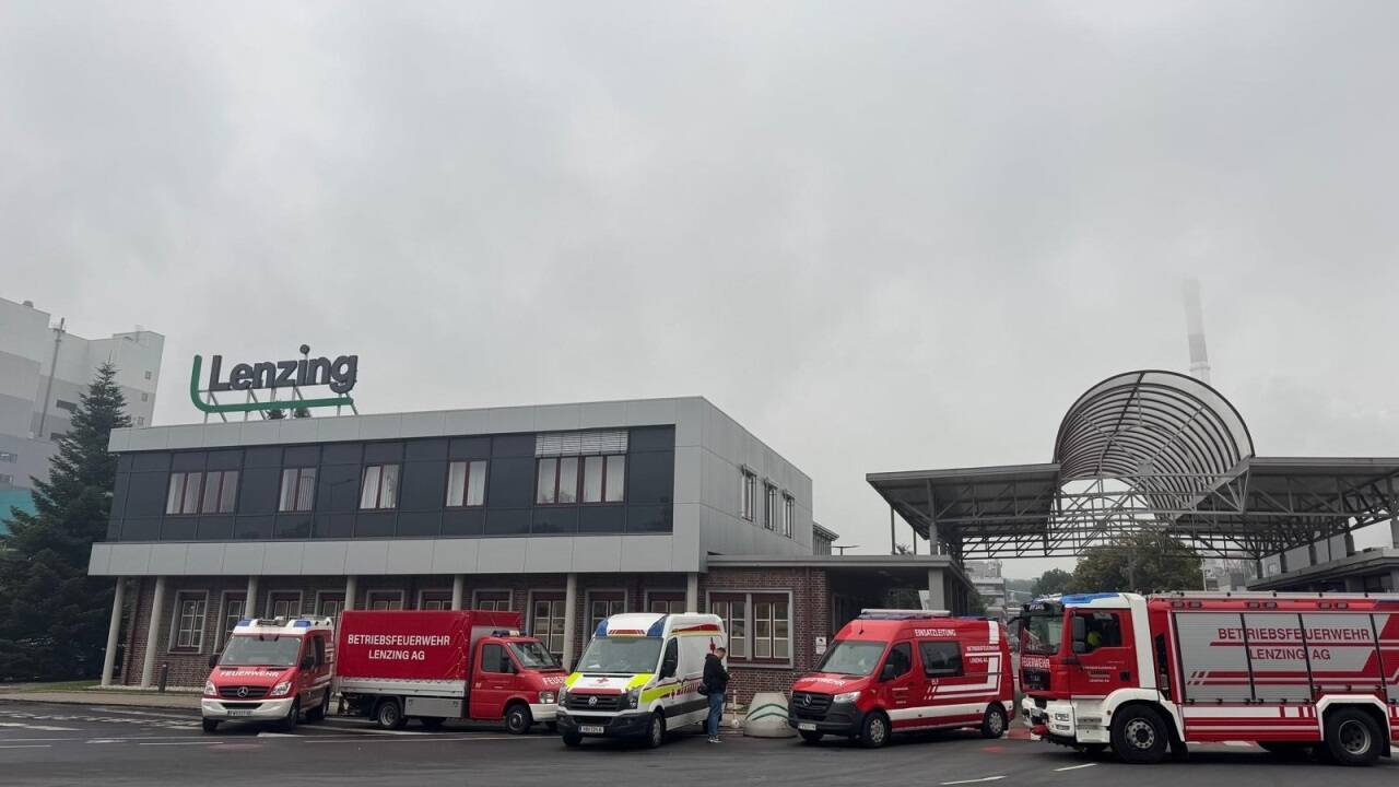 Einsatzfahrzeuge vor dem Werksgelände der Lenzing AG. 