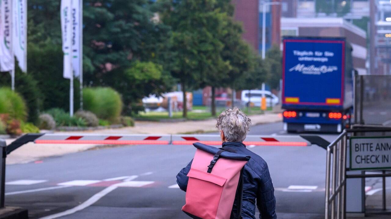 Um 9.15 versammelten sich Mitarbeiter der Lenzing-AG-Mitarbeiter vor dem Werksgelände. 
