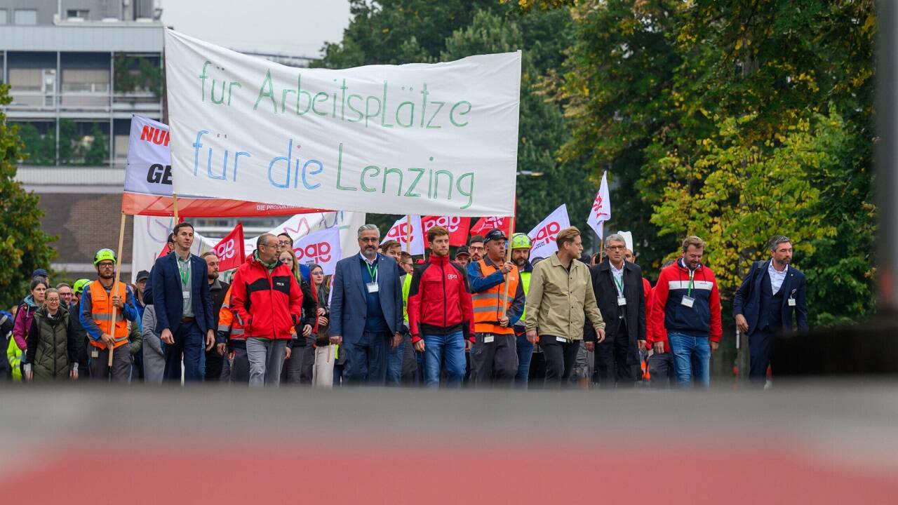 Um 9.15 versammelten sich Mitarbeiter der Lenzing-AG-Mitarbeiter vor dem Werksgelände. 