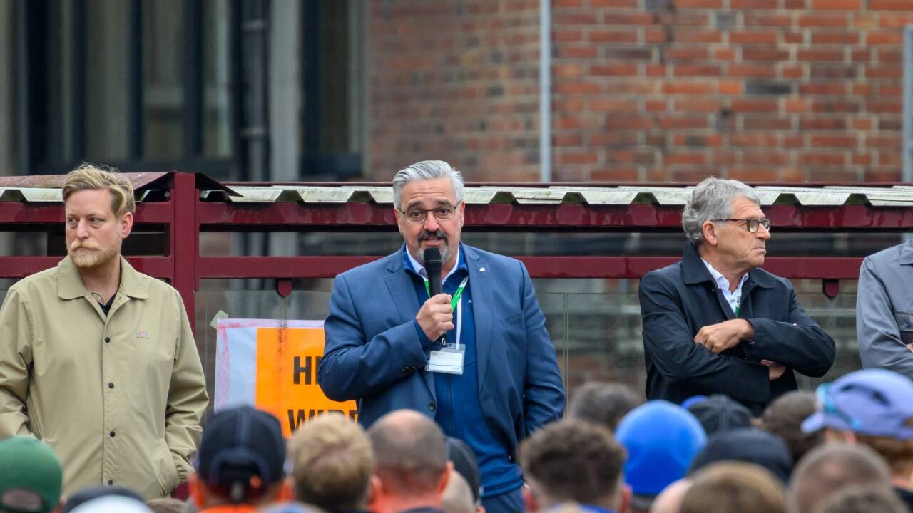 Um 9.15 versammelten sich Mitarbeiter der Lenzing-AG-Mitarbeiter vor dem Werksgelände. 