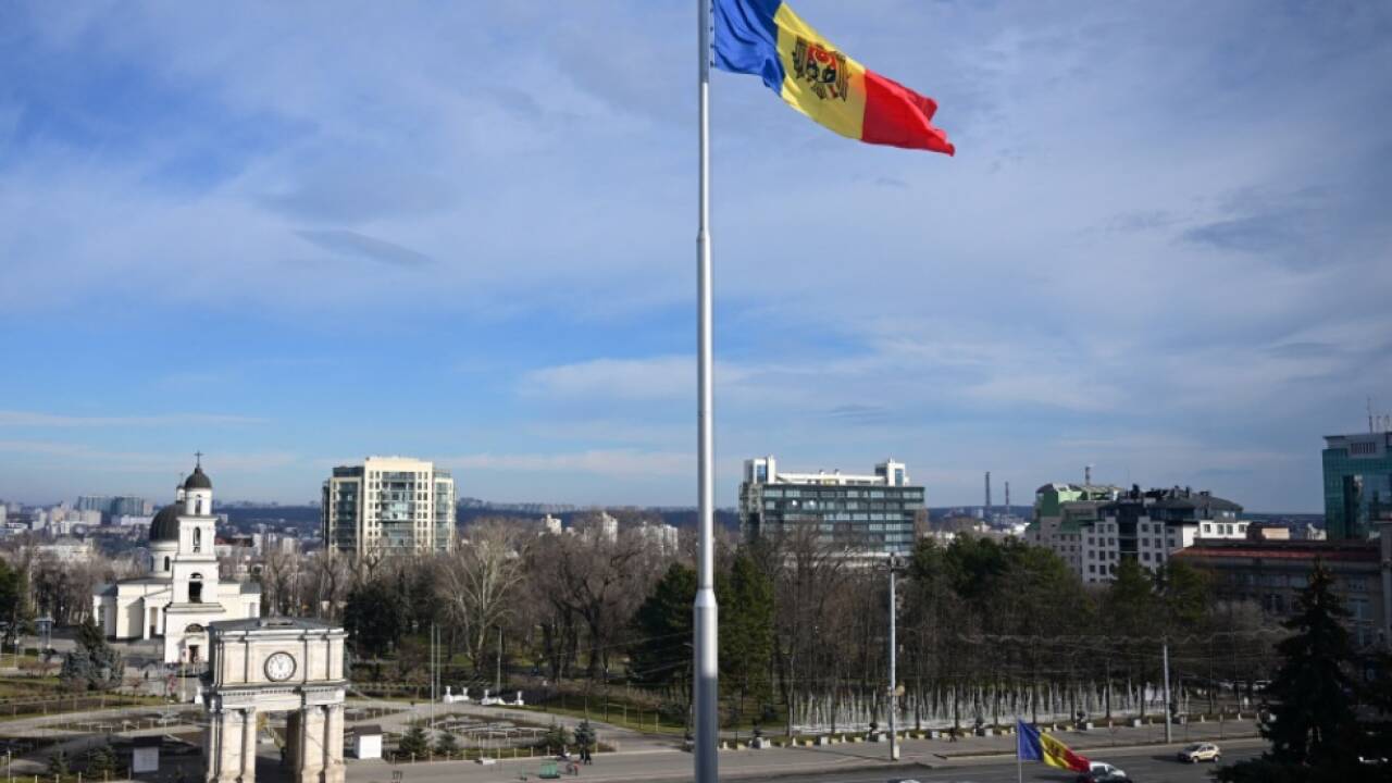 Flagge Moldaus weht in der Hauptstadt Chisinau 