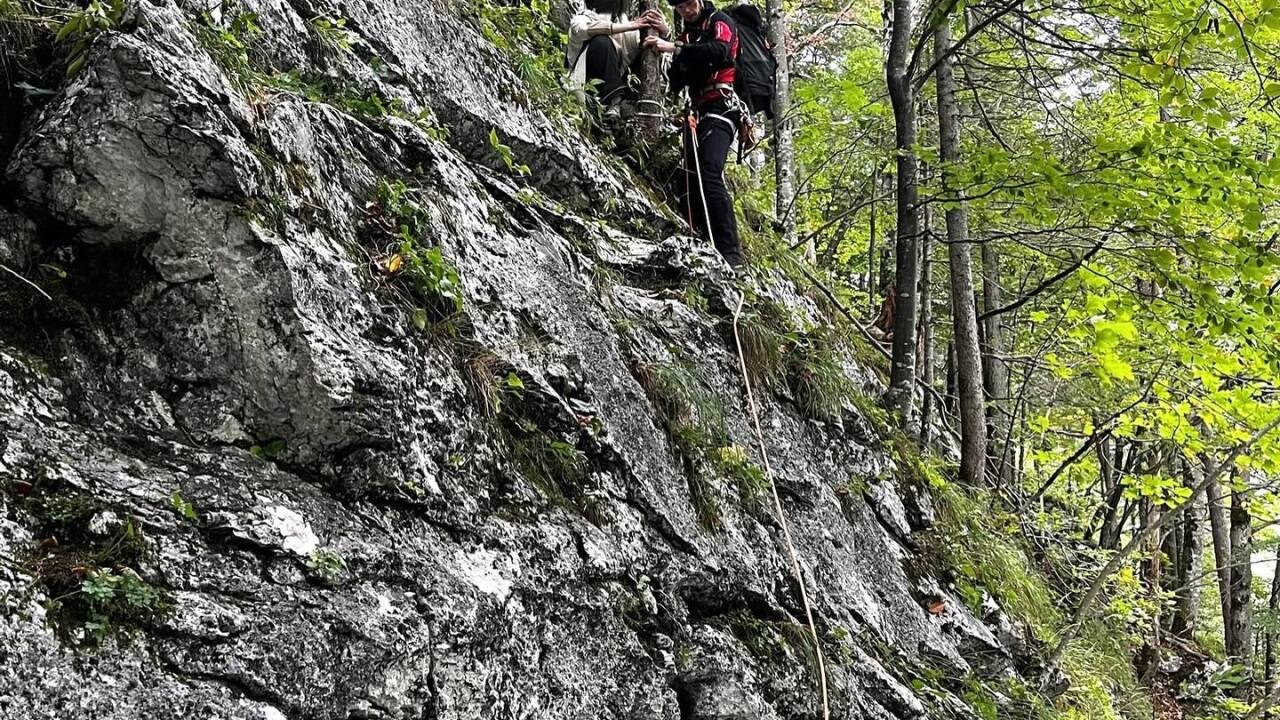 Die verbliebenen Touristinnen wurden von der Bergrettung Gosau gesichert. 