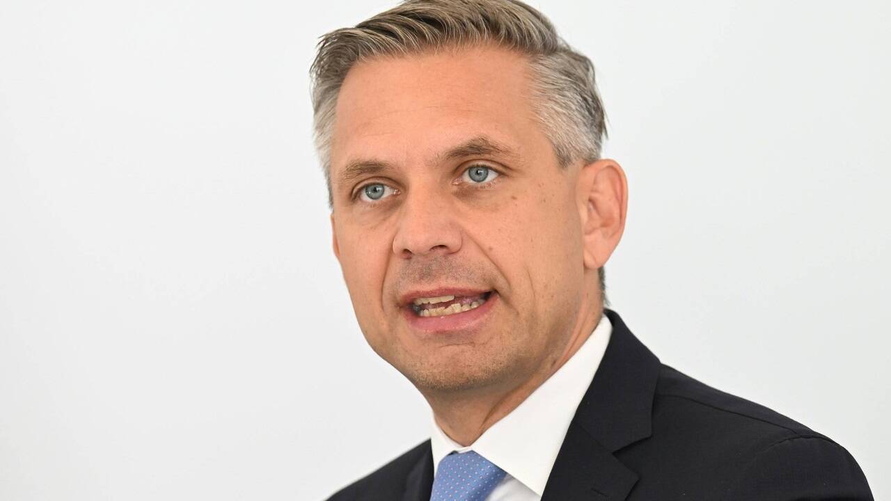 „Die EU-Kommission muss härter durchgreifen“, fordert Wirtschaftsminister Wolfgang Hattmannsdorfer. 