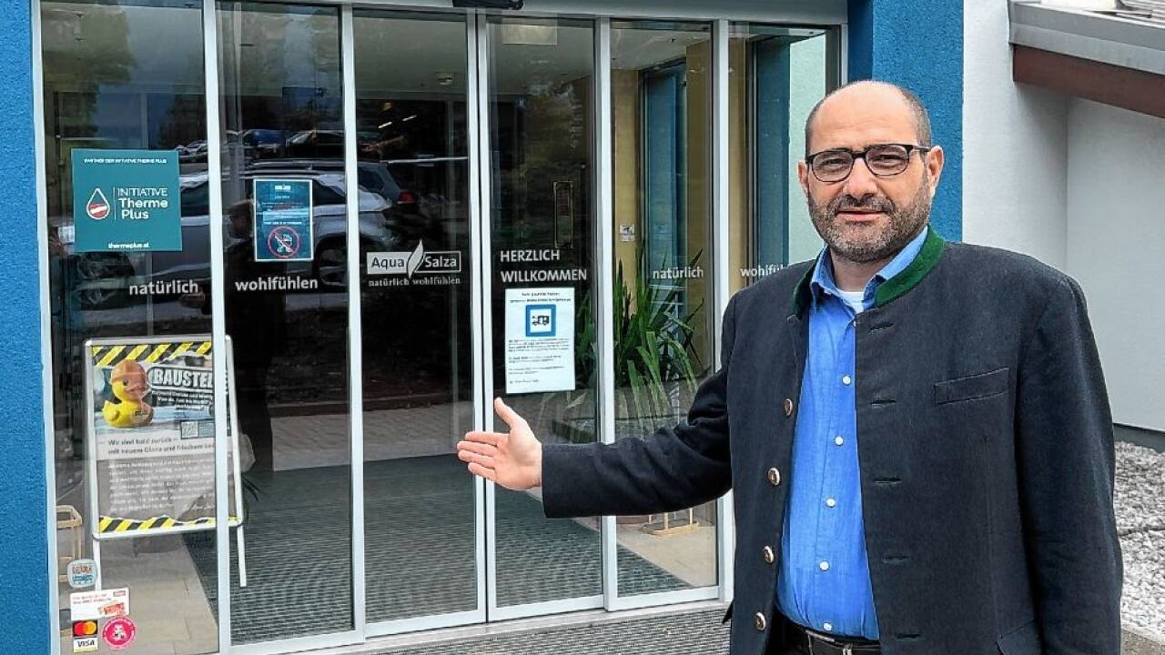 „Hereinspaziert!“: Am 3. Oktober öffnet der Wellnessbereich des Aqua Salza wieder seine Pforten, eine Woche später der Badebereich (im Bild Bgm. Martin Dietrich (SPÖ)).  