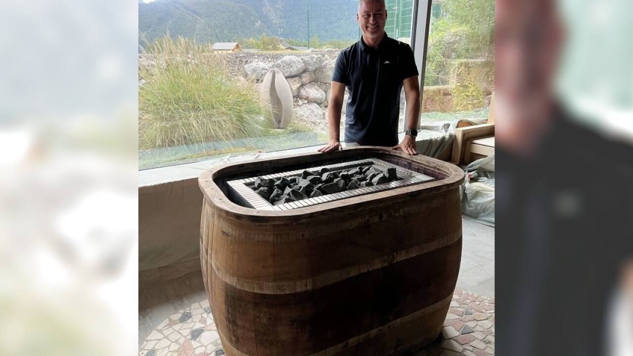 Geschäftsführer freut sich über die neue Fasslsauna.  