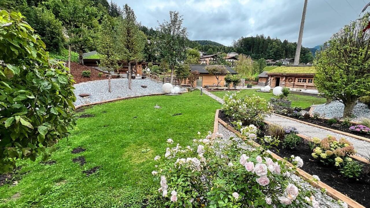 Bgm. Martin Dietrich freut sich über den runderneuerten Garten im Wellnessbereich.  