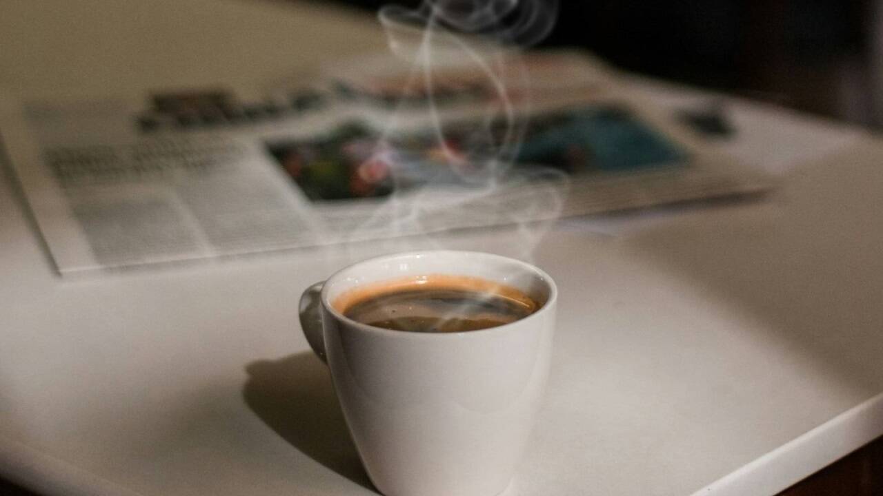 Die zahlreichen Kaffeetrinkerinnen und -trinker können sich über gesundheitliche Vorteile freuen.  
