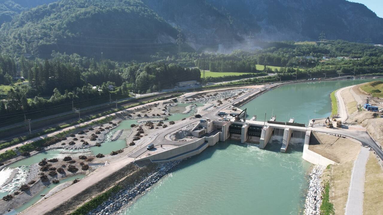 Für das neue Kraftwerk in Stegenwald wurde die Salzach umgeleitet. Im alten Flussbett (l.) wurde eine Fischaufstiegshilfe angelegt.  