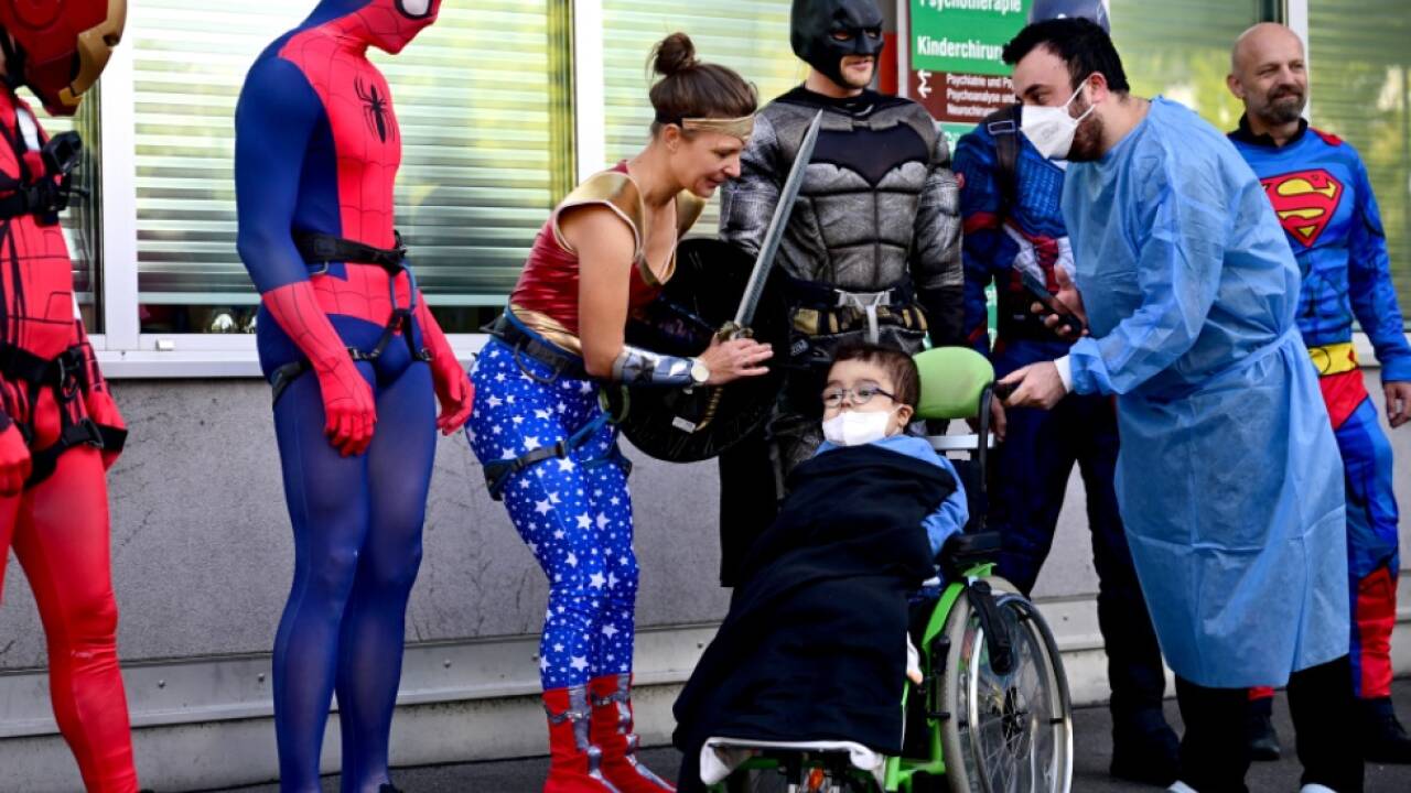 Wonder Woman, Spiderman und Co. besuchten Kinderpatienten im AKH 