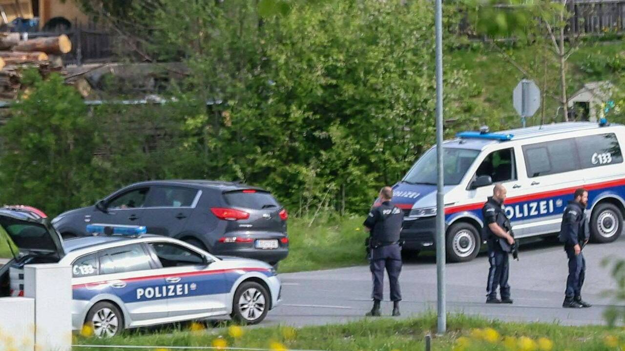 Polizisten am Tag nach der grausamen Tötung der Frau am Tatort in Maria Alm.  