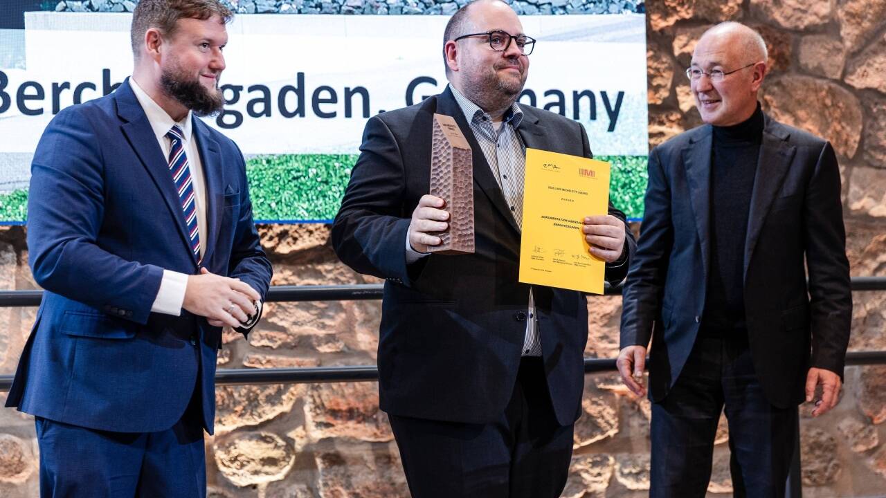 Sven Keller, der Fachliche Leiter der Dokumentation Obersalzberg (Mitte), nahm den Preis entgegen. 