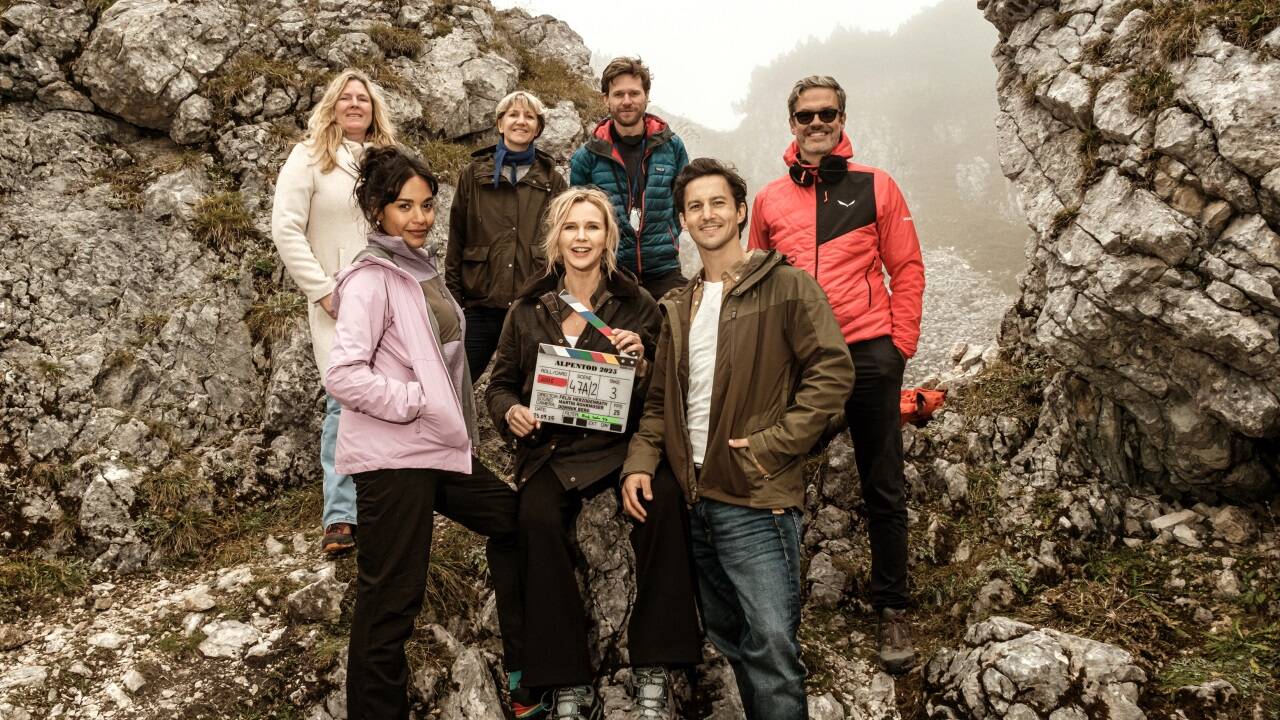 Drehstart für die Fortsetzung von „Alpentod“: Im Bild hinten zu sehen (Hinten v.l.n.r.) Brigitte Wettstein, Hanna Kienbaum, Dominik Berg, Felix Herzogenrath. Im Vordergrund das Ermittlertrio Salka Weber, Veronica Ferres und Tim Oliver Schultz. 