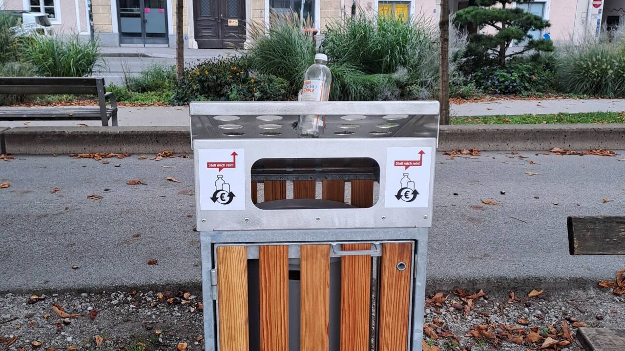 Die im Bauhof der Stadt eigens entwickelte Pfandhaube bietet Platz für 24 Getränkedosen oder Plastikflaschen.  