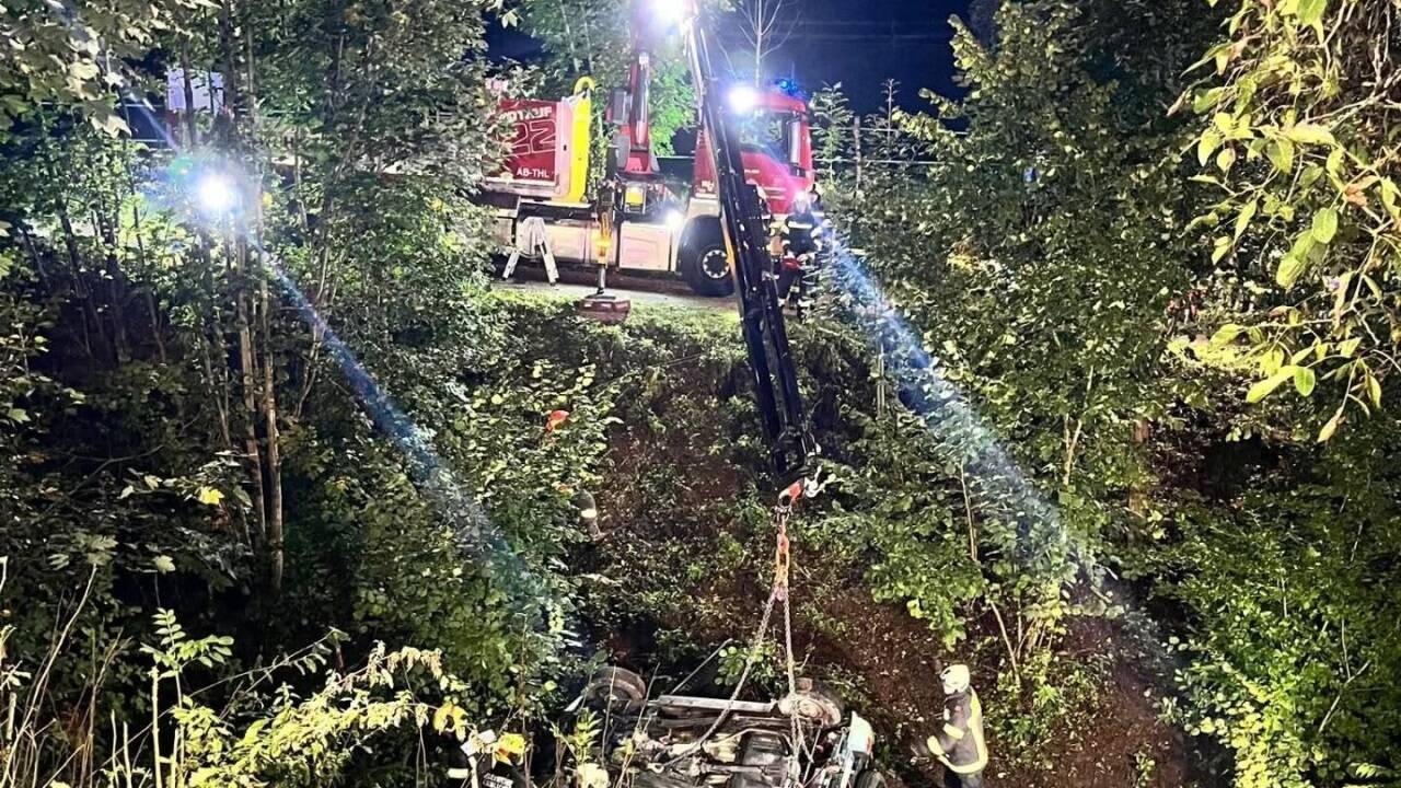 Da das Unfallfahrzeug in einer schwierigen Lage im Bachbett zum Stillstand kam, wurde zur Bergung das Wechselladefahrzeug (WLF) der FF Altmünster nachalarmiert. 