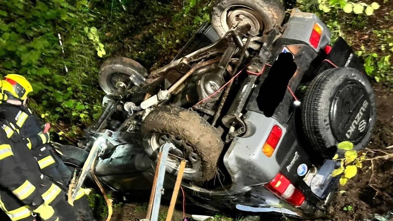 Da das Unfallfahrzeug in einer schwierigen Lage im Bachbett zum Stillstand kam, wurde zur Bergung das Wechselladefahrzeug (WLF) der FF Altmünster nachalarmiert. 
