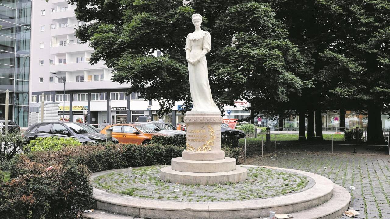 Das Sisi-Denkmal am Hauptbahnhof wird oft übersehen und auch als öffentliche Toilette missbraucht. 
