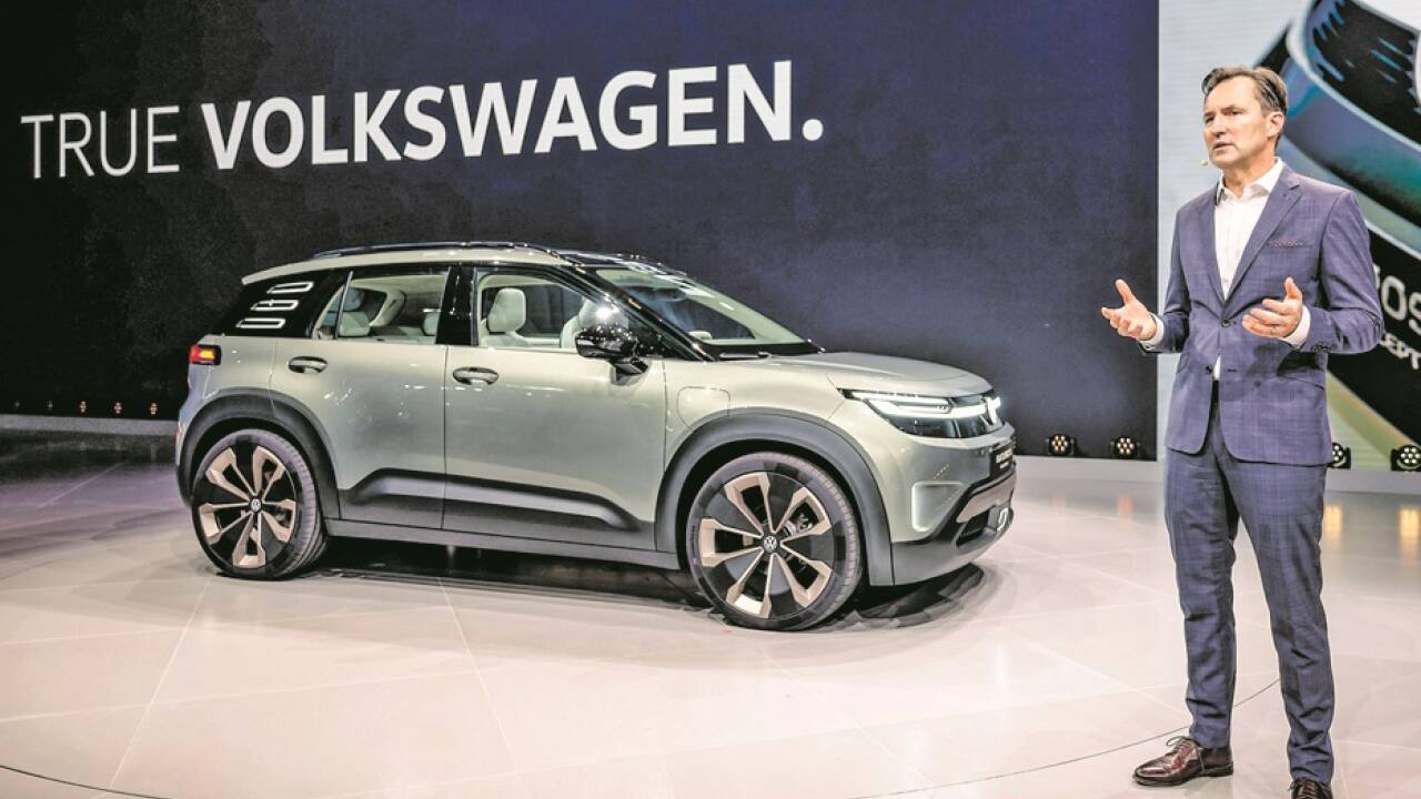VW-Chef Thomas Schäfer mit dem neuen Elektro-Modell ID.Cross. 