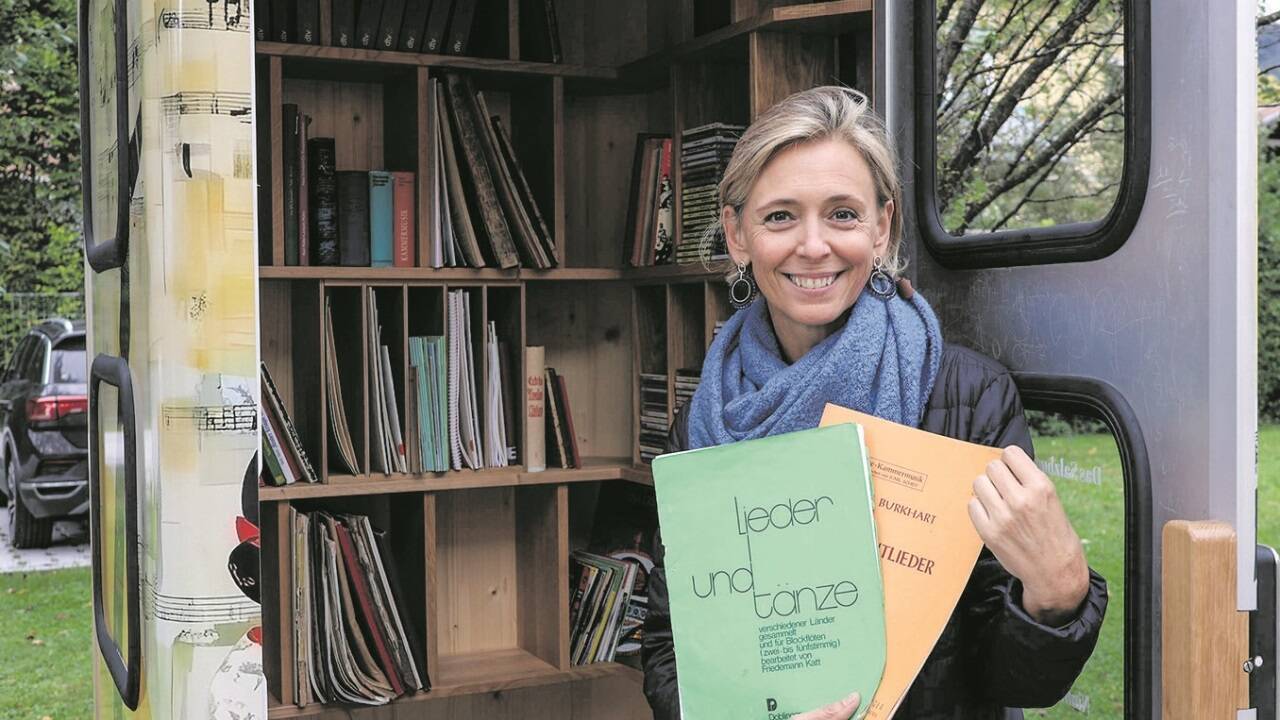 Elfi Gruber-Bliem brachte selbst ein Alm- und Jagdliedbuch zur Liederbox. Beim Besuch am Freitag war es schon weg. Bild:sw/römer  
